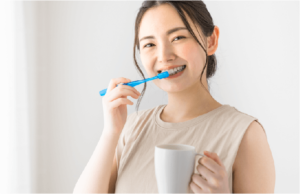 歯を磨く女性